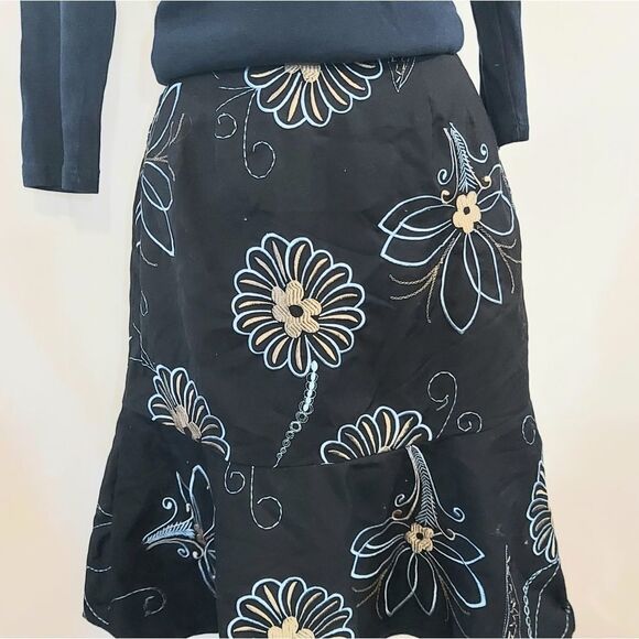 Ann Taylor Loft embroidered skirt size 4/6. - Picture 1 of 9